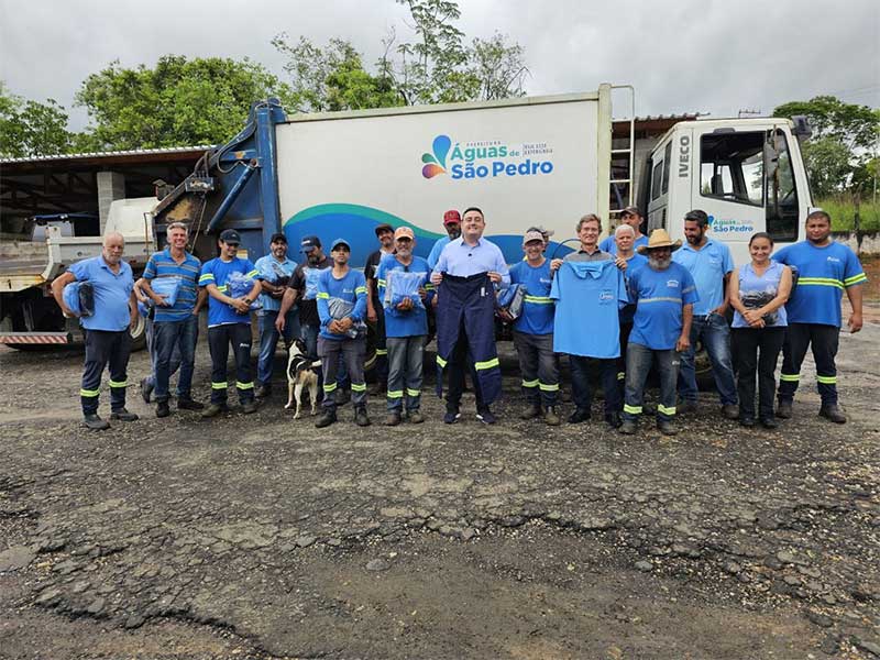 Prefeito João Victor entrega uniforme para funcionários