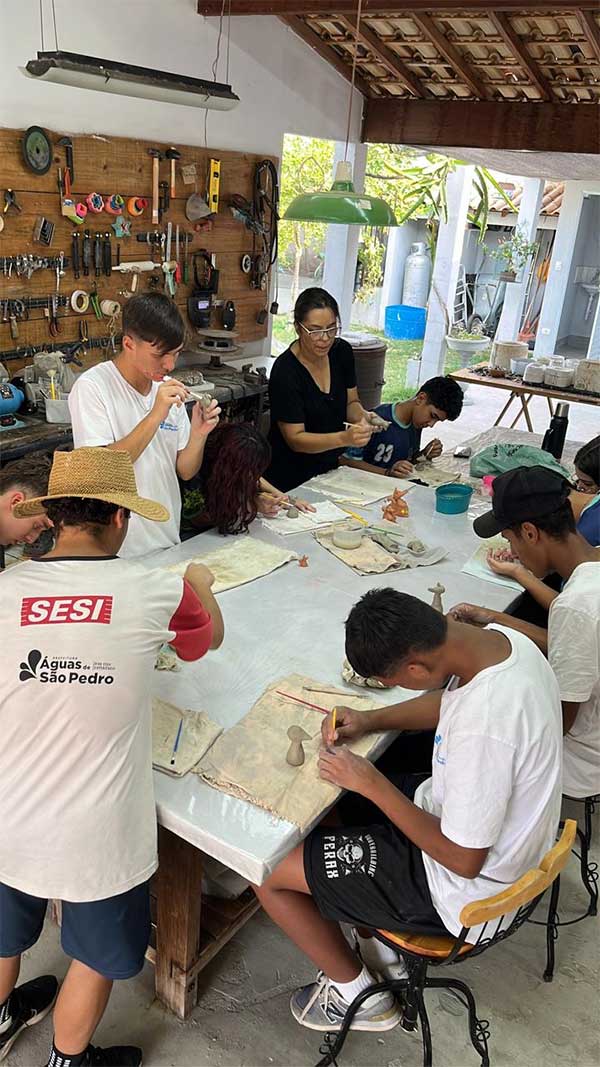 Alunos da Oficina de Turismo visitam artesãs da Rota das Artes